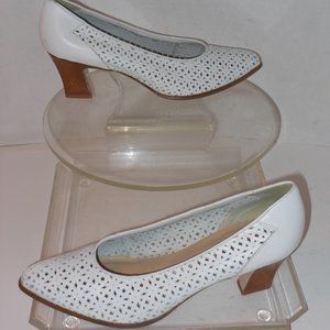 COURTNEY TAYLOR WHITE LEATHER PUMPS SIZE 10 MEDIUM